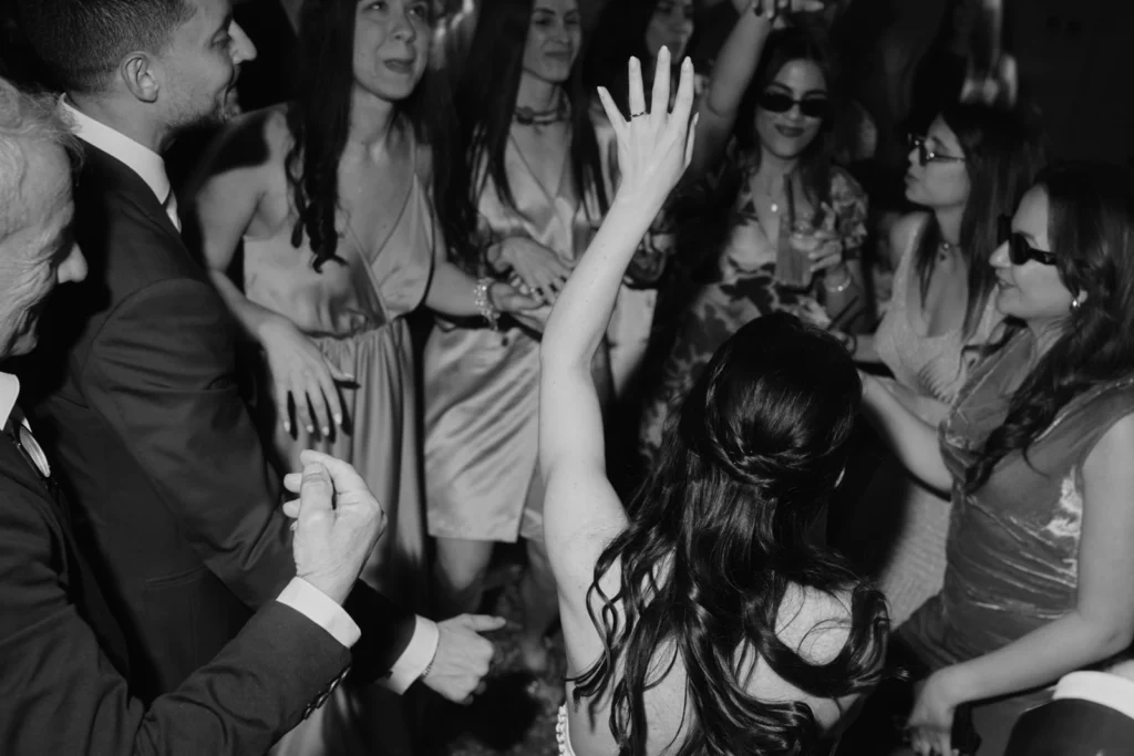Sposa balla circondata dagli invitati durante la festa di matrimonio in Toscana, scatto in bianco e nero