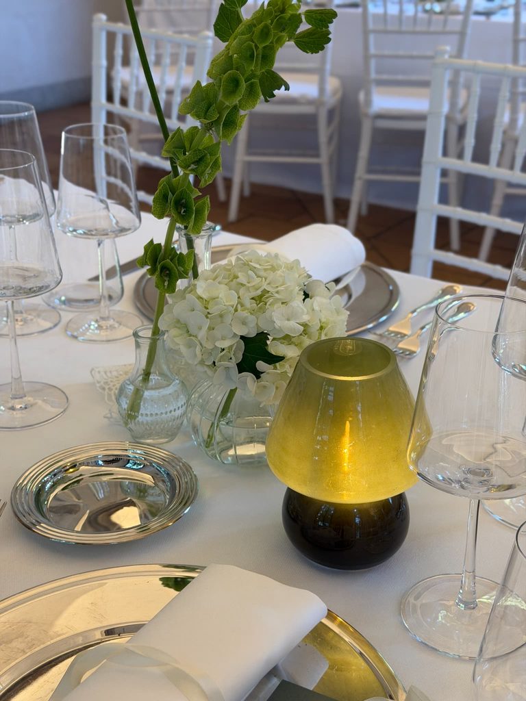 Anthurium verde e composizioni floreali verticali sulla tavola del matrimonio a Triulzo Antica Dimora.