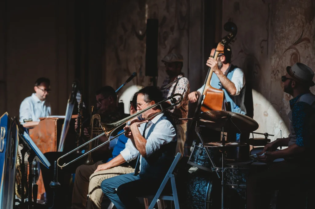 Band con trombone, contrabbasso e batteria durante il matrimonio a Villa Gaia Gandini