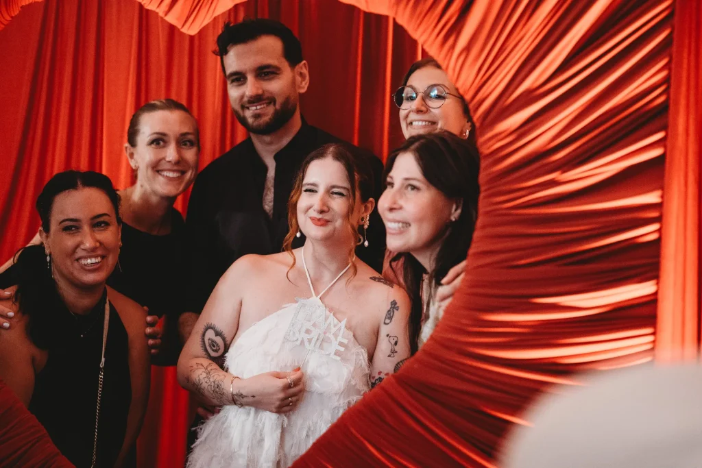 La sposa con gli invitati durante il photobooth del matrimonio a Villa Gaia Gandini a Robecco sul Naviglio
