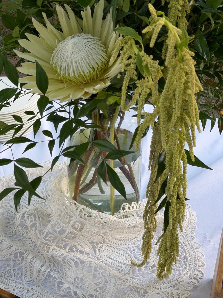 Protea bianca, amaranthus nell’allestimento floreale dell’aperitivo