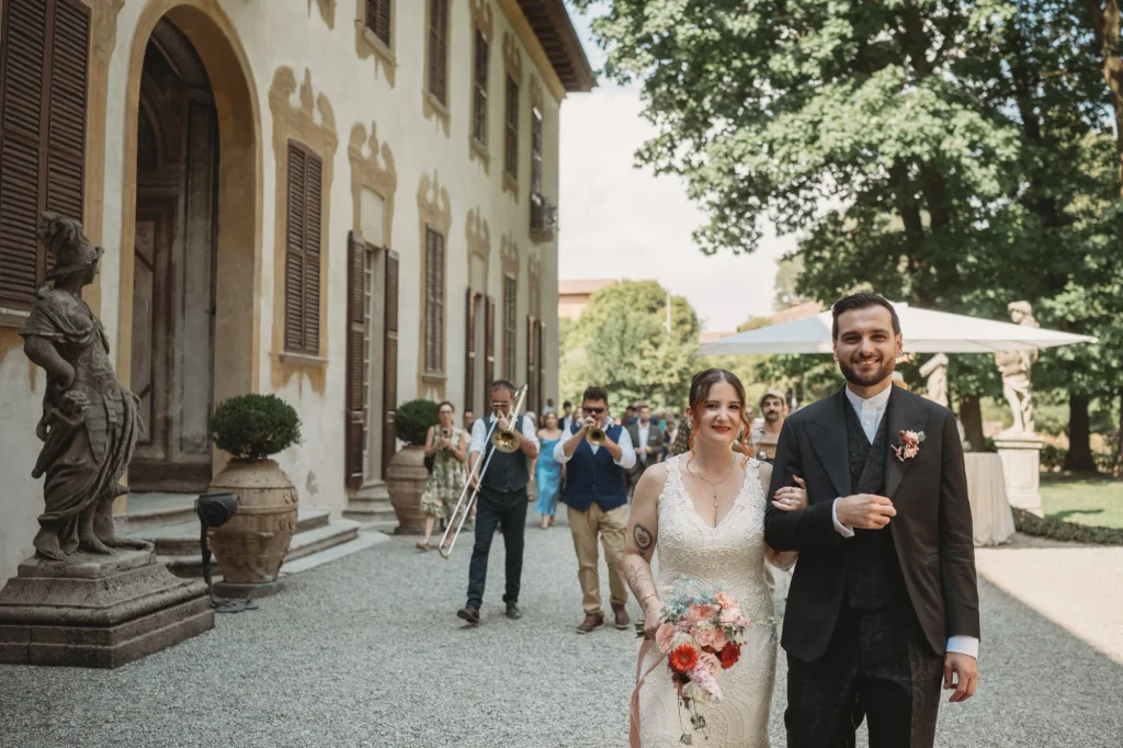 Gli sposi nel cortile di Villa Gaia Gandini accompagnati dalla band durante il ricevimento