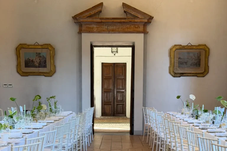 Due tavoli imperiali allestiti in bianco e verde nella sala di Triulzo Antica Dimora per il matrimonio di B. e G.