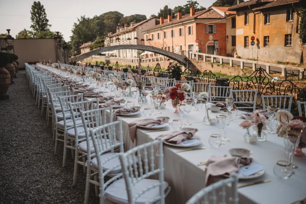 Tavolo imperiale del matrimonio allestito all'esterno di Villa Gaia Gandini con vista sul Naviglio e sul ponte